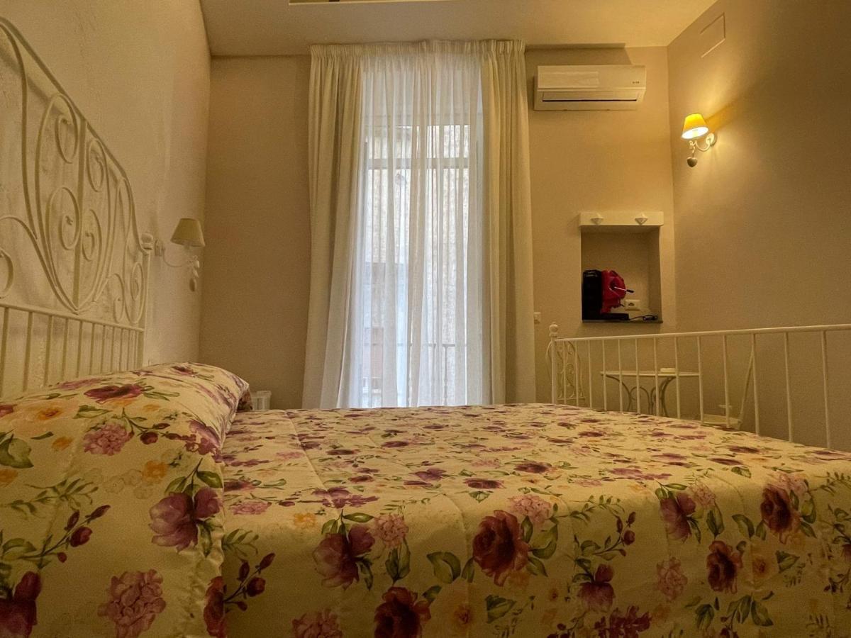 Beb La Gemma Bed & Breakfast เนเปิลส์ ภายนอก รูปภาพ