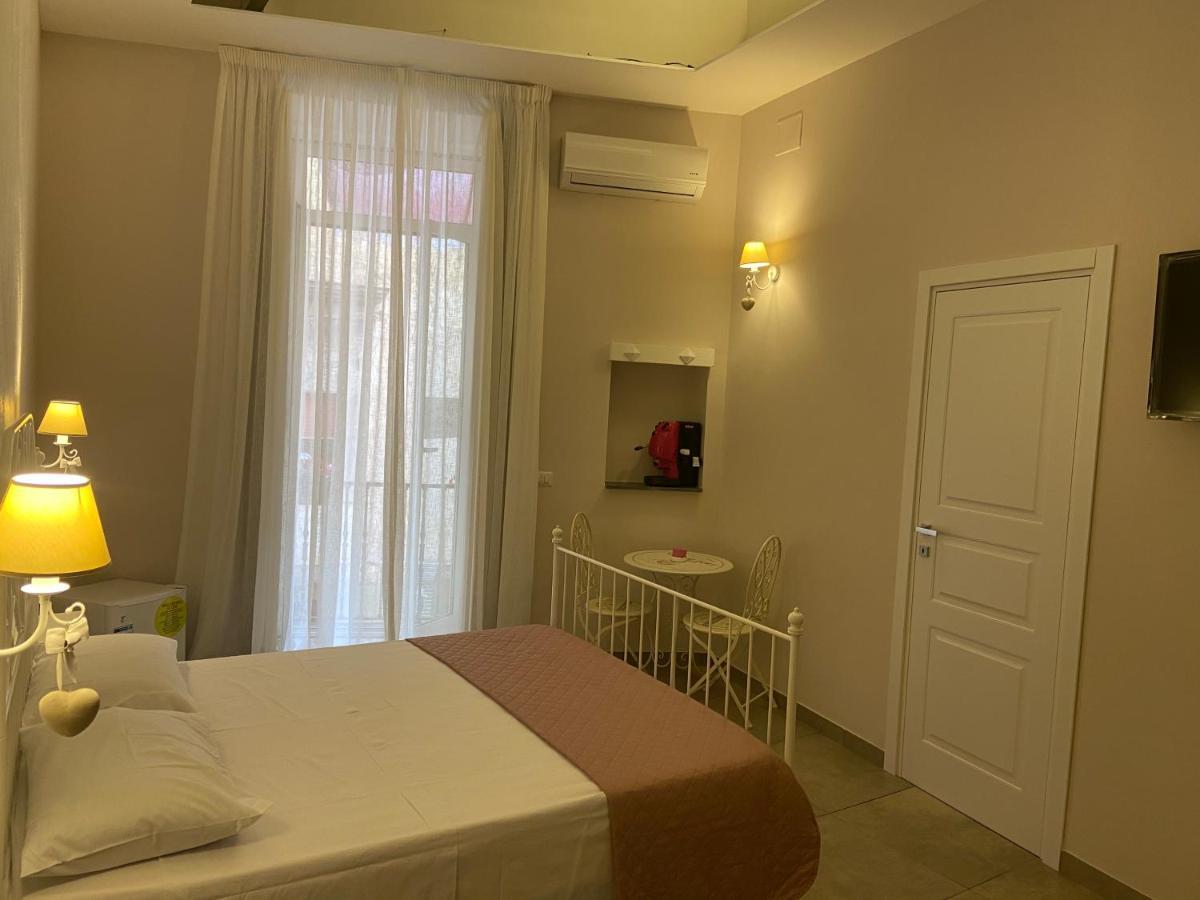 Beb La Gemma Bed & Breakfast เนเปิลส์ ภายนอก รูปภาพ