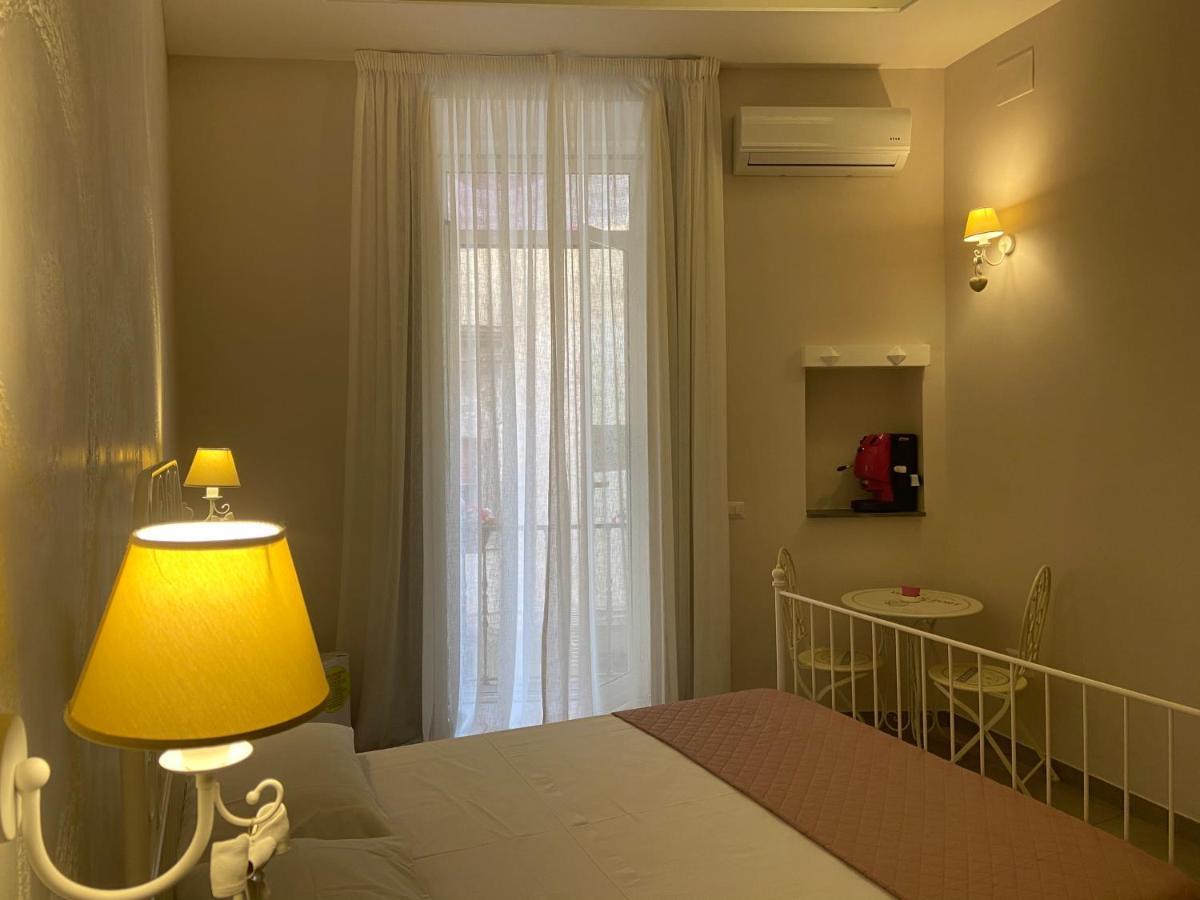 Beb La Gemma Bed & Breakfast เนเปิลส์ ภายนอก รูปภาพ