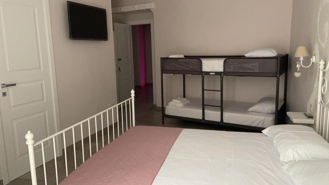 Beb La Gemma Bed & Breakfast เนเปิลส์ ภายนอก รูปภาพ