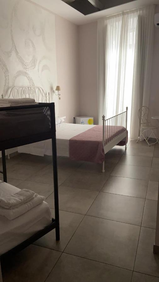 Beb La Gemma Bed & Breakfast เนเปิลส์ ภายนอก รูปภาพ