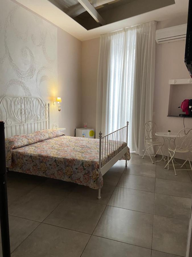 Beb La Gemma Bed & Breakfast เนเปิลส์ ภายนอก รูปภาพ