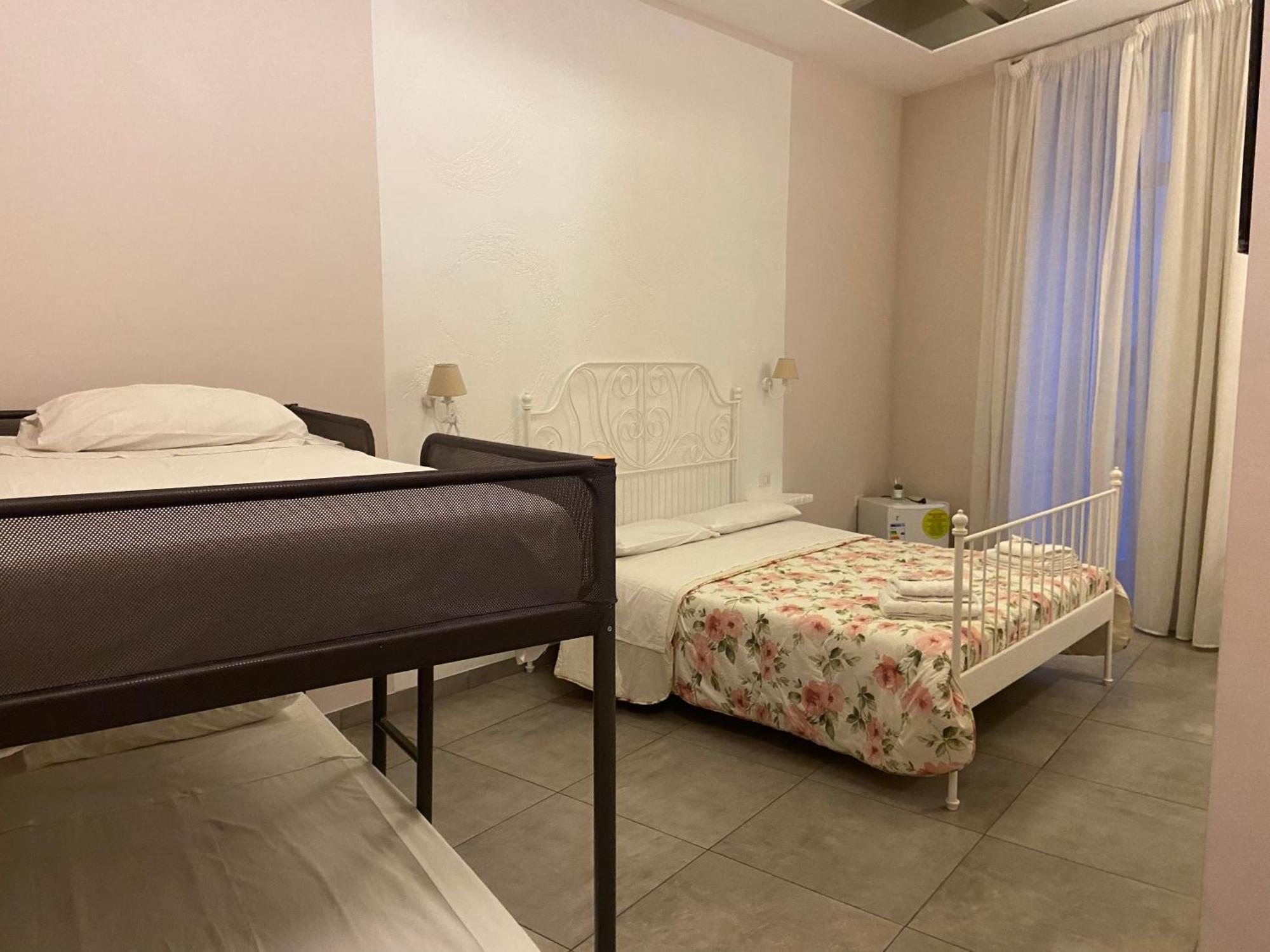 Beb La Gemma Bed & Breakfast เนเปิลส์ ภายนอก รูปภาพ