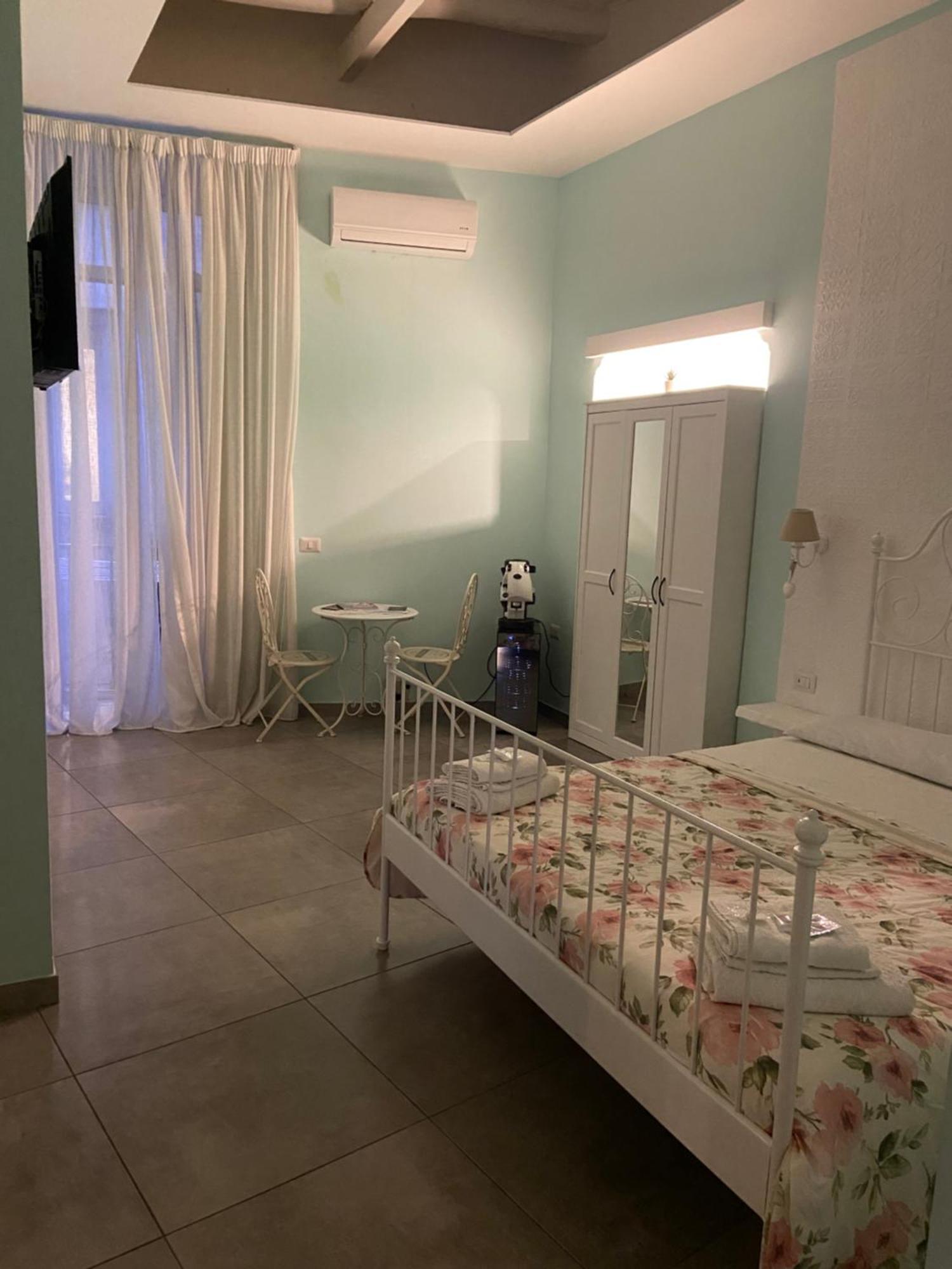 Beb La Gemma Bed & Breakfast เนเปิลส์ ภายนอก รูปภาพ