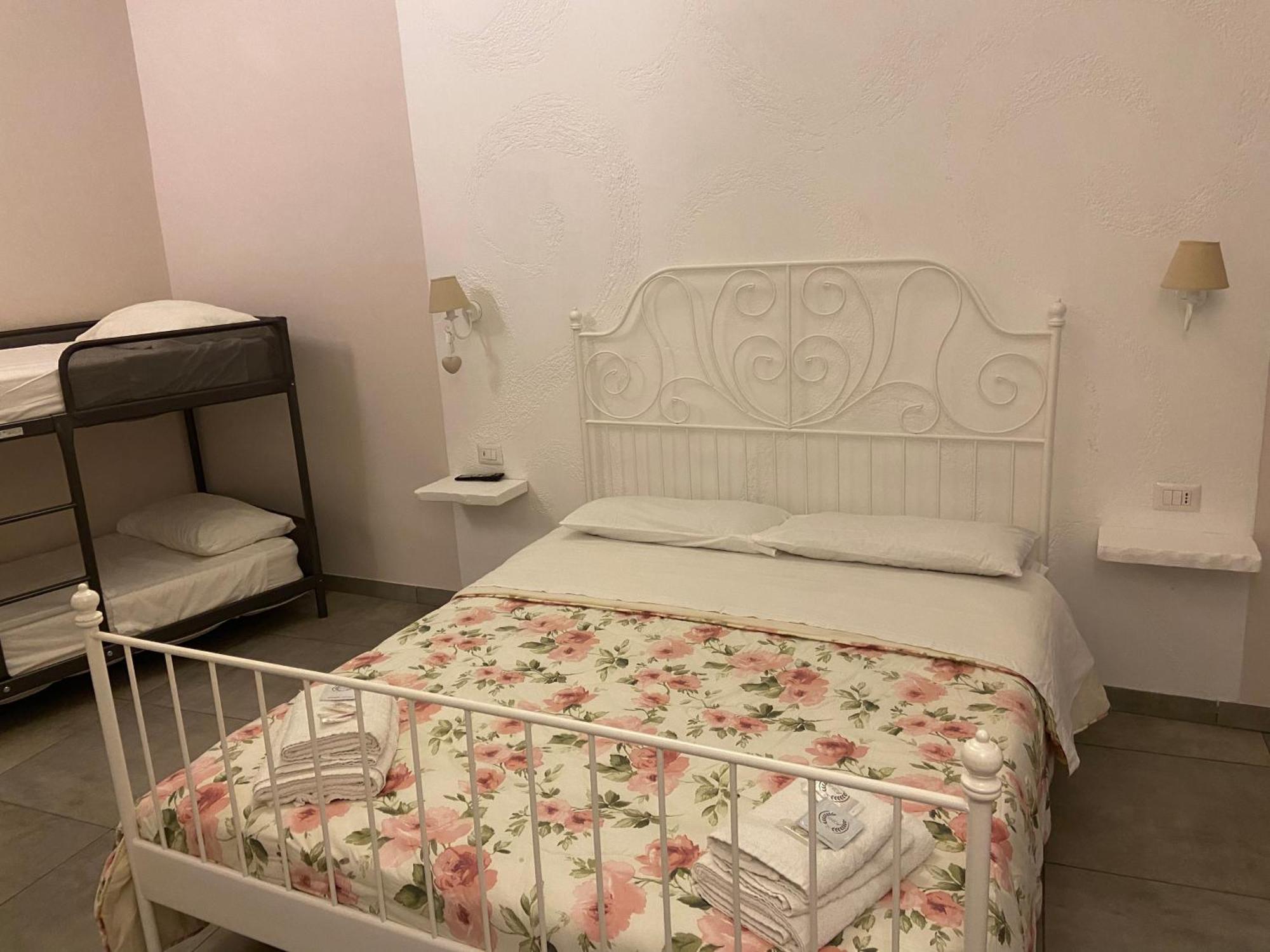 Beb La Gemma Bed & Breakfast เนเปิลส์ ภายนอก รูปภาพ