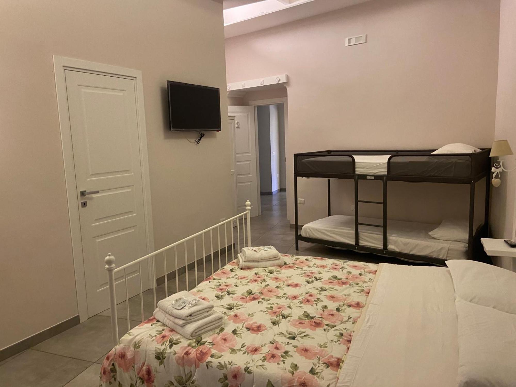 Beb La Gemma Bed & Breakfast เนเปิลส์ ภายนอก รูปภาพ