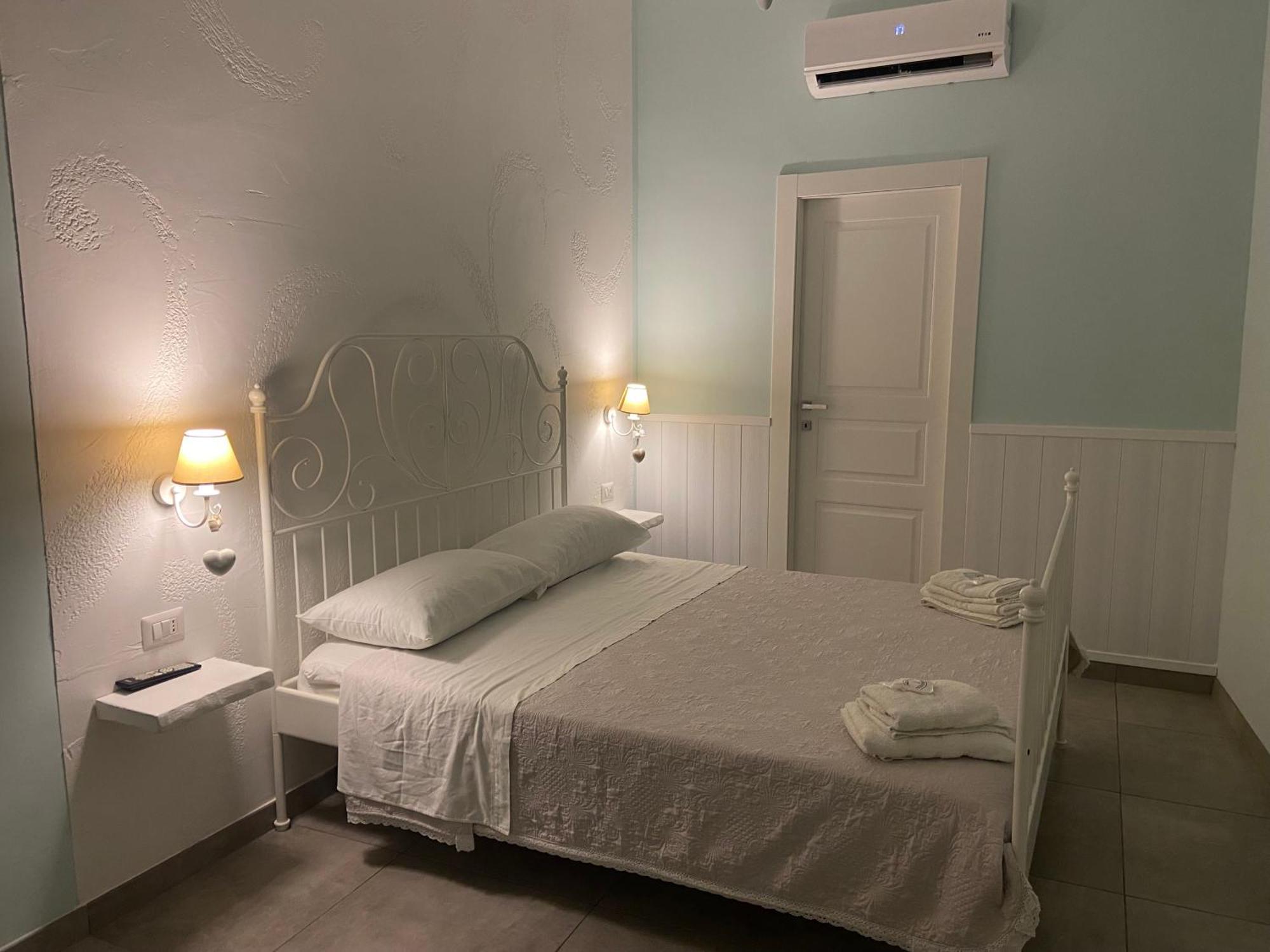 Beb La Gemma Bed & Breakfast เนเปิลส์ ภายนอก รูปภาพ