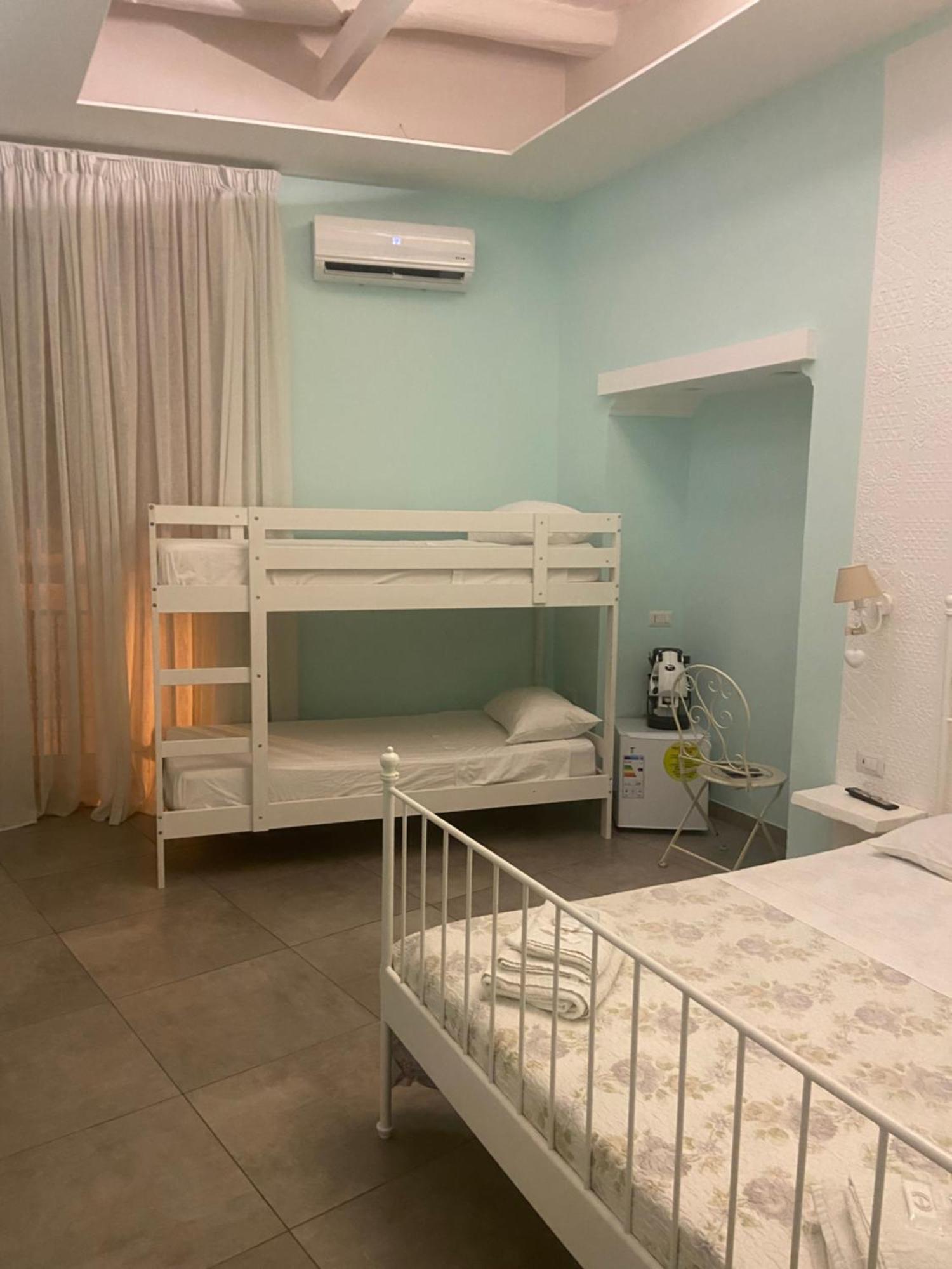 Beb La Gemma Bed & Breakfast เนเปิลส์ ภายนอก รูปภาพ