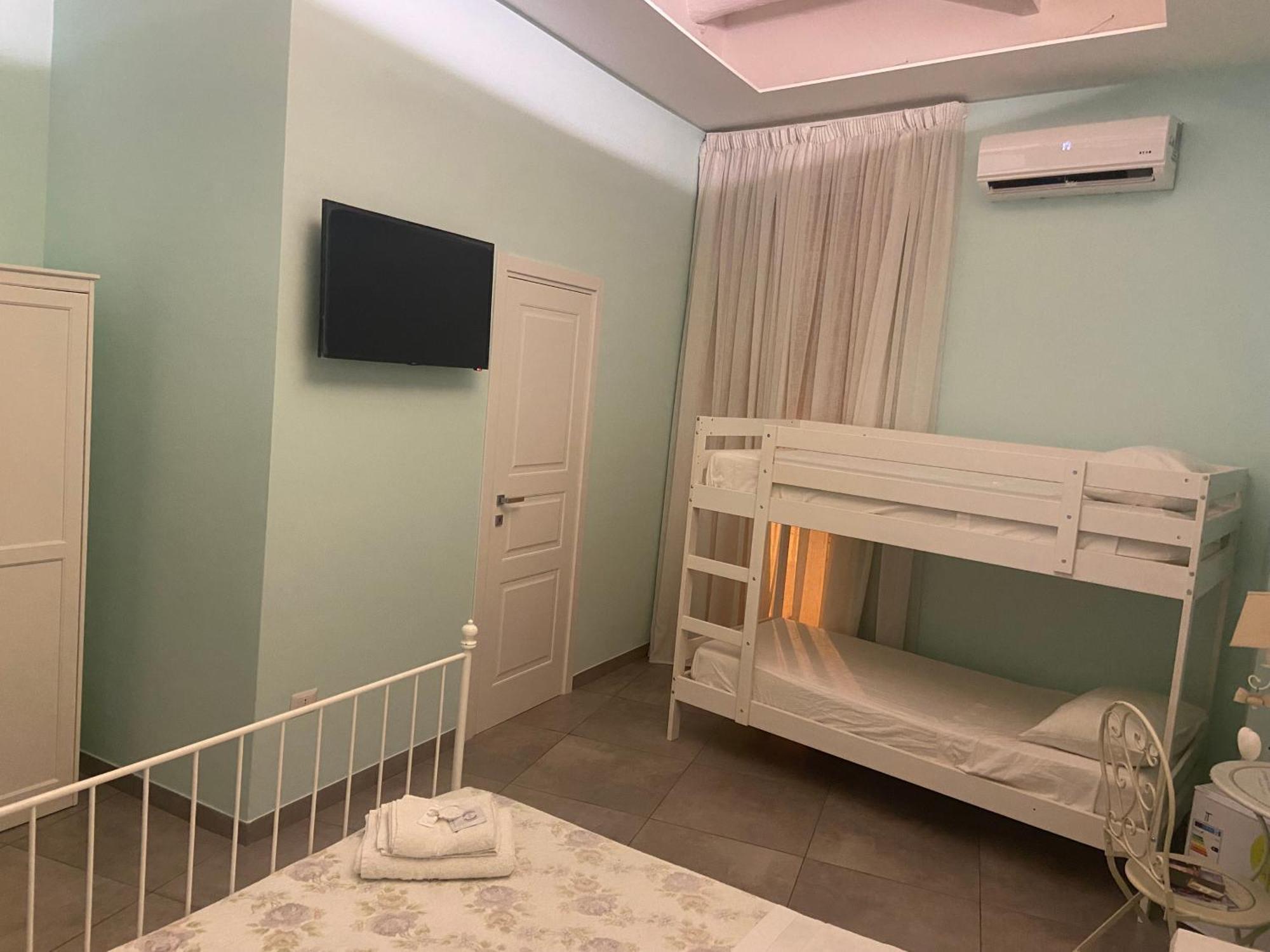 Beb La Gemma Bed & Breakfast เนเปิลส์ ภายนอก รูปภาพ