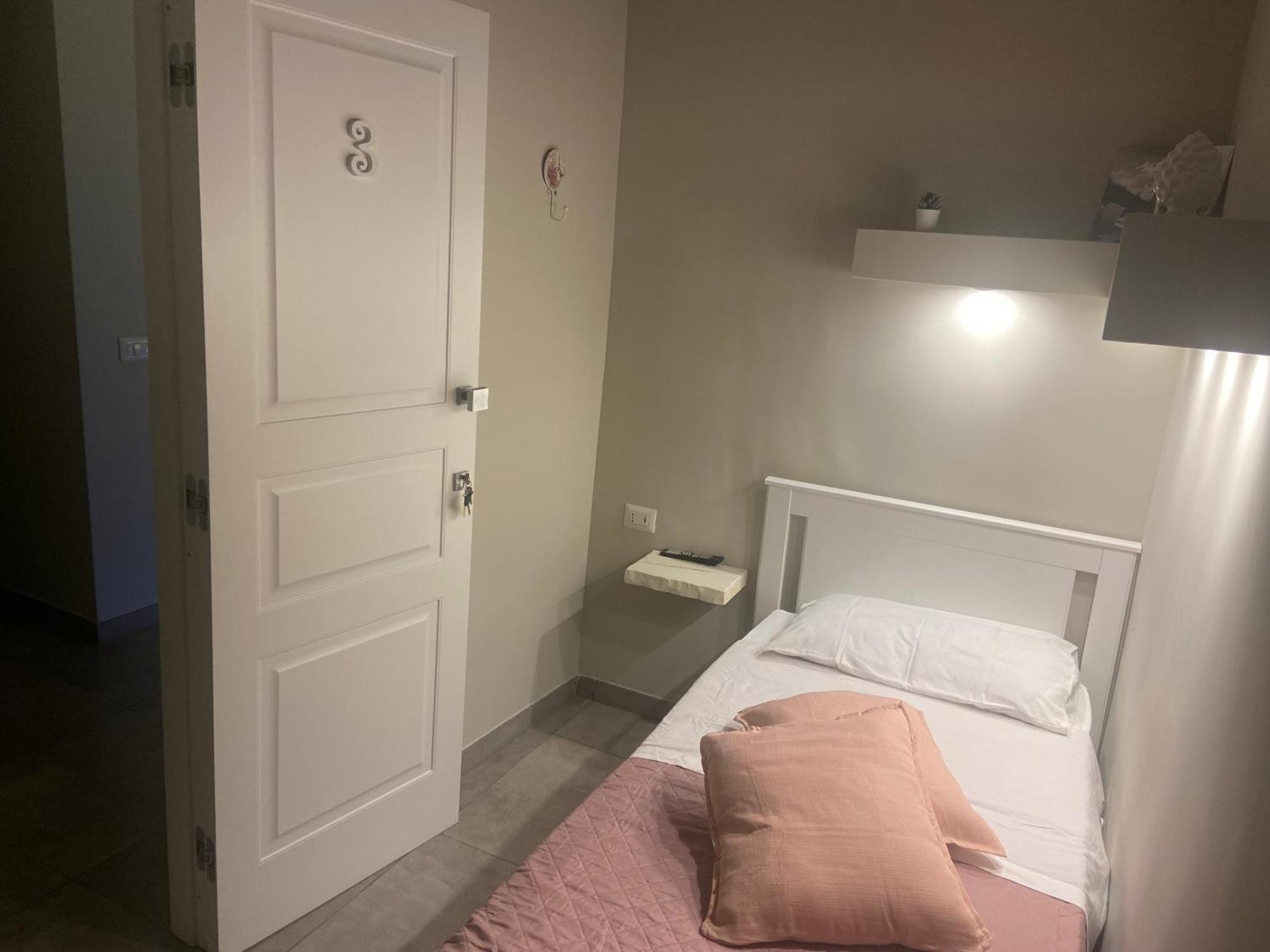 Beb La Gemma Bed & Breakfast เนเปิลส์ ภายนอก รูปภาพ