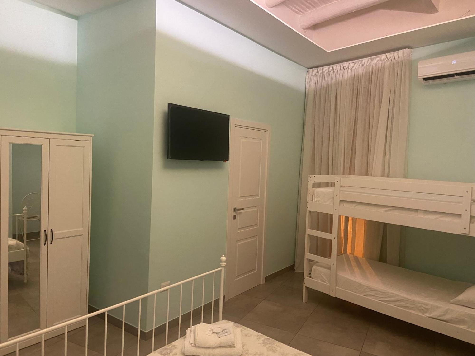 Beb La Gemma Bed & Breakfast เนเปิลส์ ภายนอก รูปภาพ