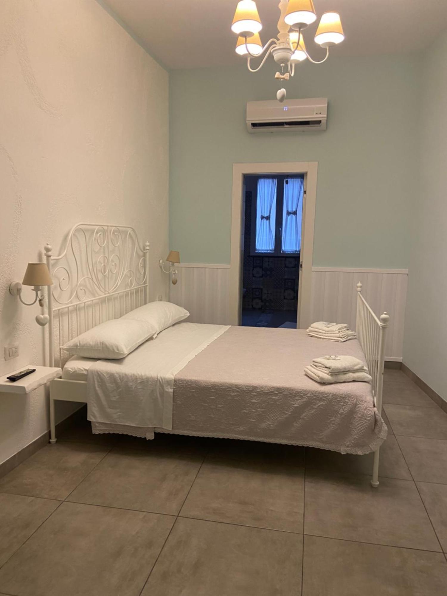 Beb La Gemma Bed & Breakfast เนเปิลส์ ภายนอก รูปภาพ
